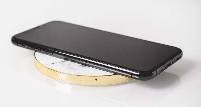 04-iphone-wireless-charging - Online Tech Tips You’re Using a Wireless Charger image - 04-iphone-wireless-charging